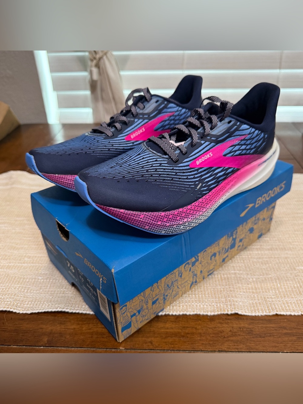 Brooks Women's Hyperion Max - Size 7.5